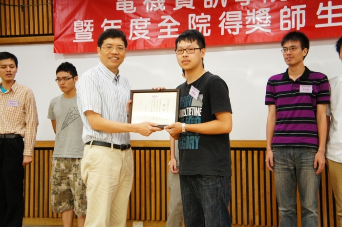 大三優秀學生獎學金得獎人電機系黃韋翰同學