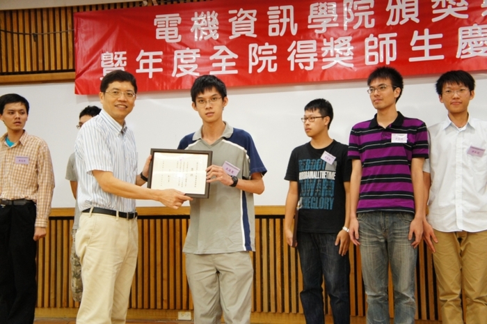大三優秀學生獎學金得獎人電機系丘逸嵩同學