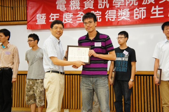 大三優秀學生獎學金得獎人電機系尹敬威同學