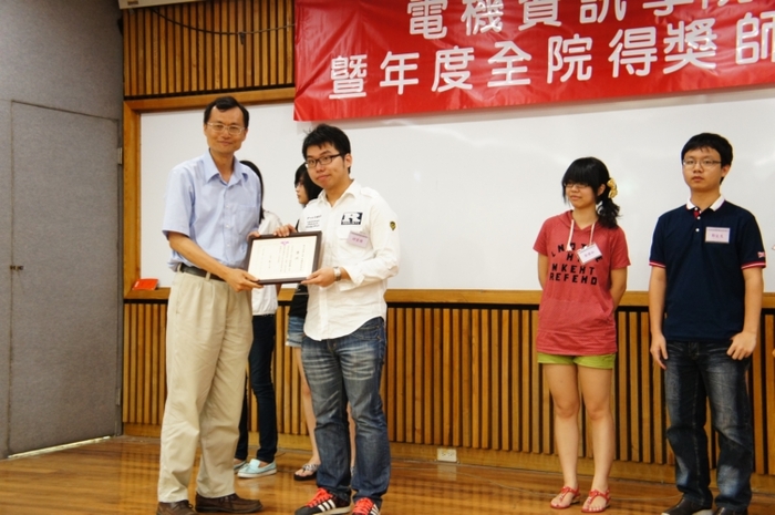 大三優秀學生獎學金得獎人資工系邱宣德同學