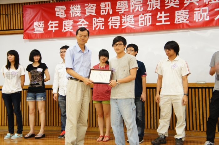 大三優秀學生獎學金得獎人資工系方志豪同學