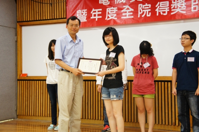 大三優秀學生獎學金得獎人資工系李亞璇同學