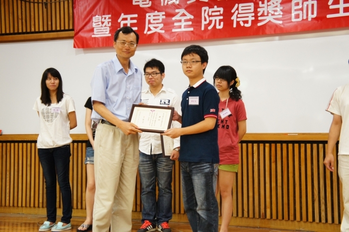 大三優秀學生獎學金得獎人資工系鄭宏文同學
