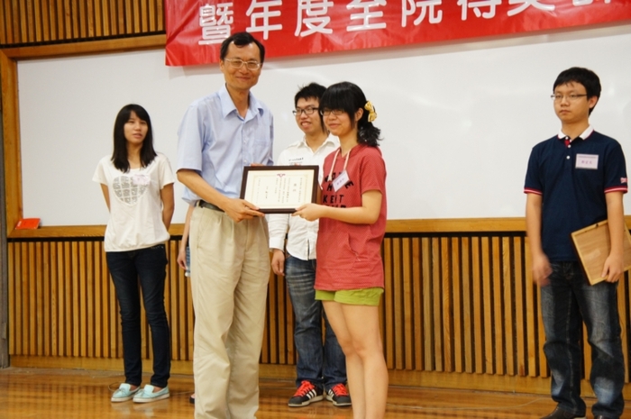 大三優秀學生獎學金得獎人資工系鄭雅如同學