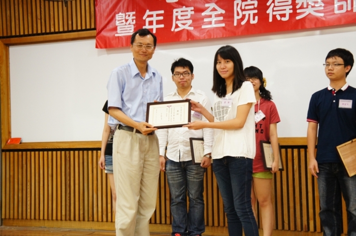 大三優秀學生獎學金得獎人資工系曹靜同學