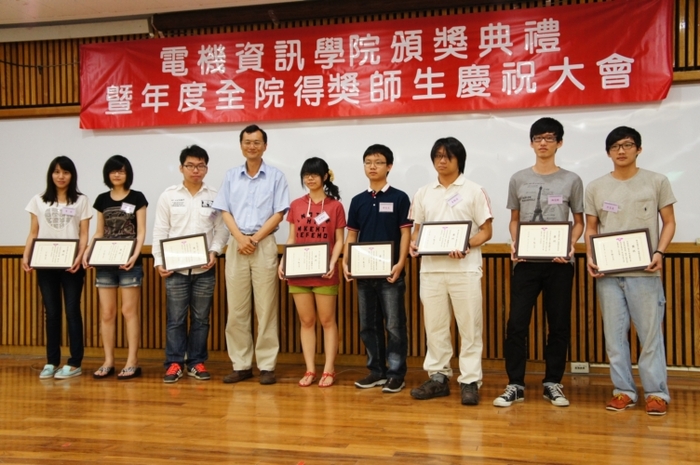 資工系得獎同學與系主任金仲達老師合影留念