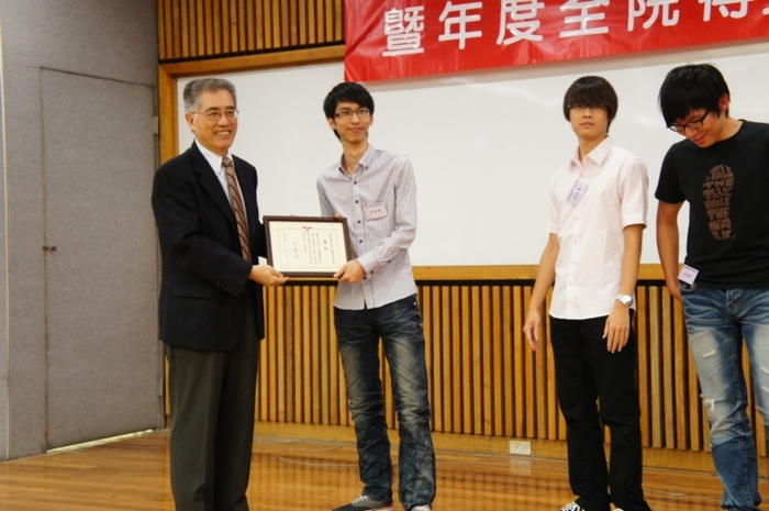 大三優秀學生獎學金得獎人電資班黃敏祐同學