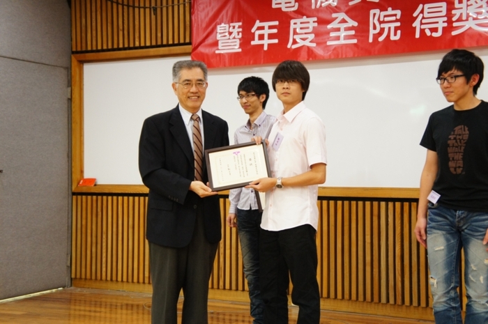 大三優秀學生獎學金得獎人電資班吳政輝同學