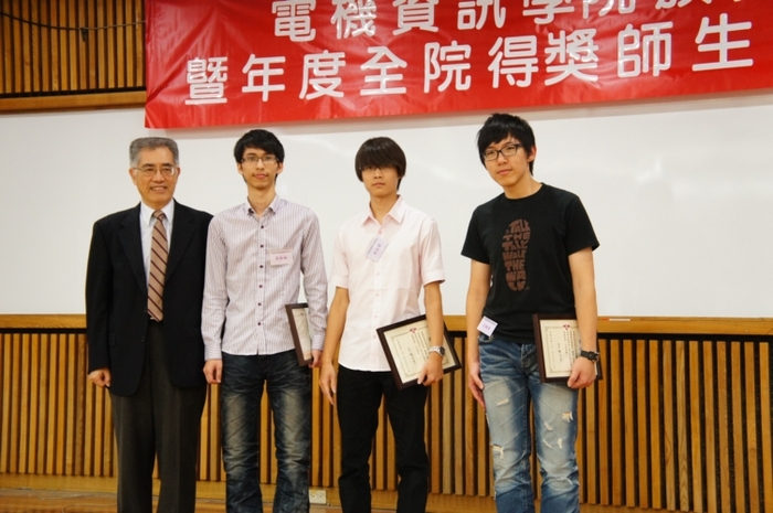電資班得獎同學與鄭克勇院長合影留念